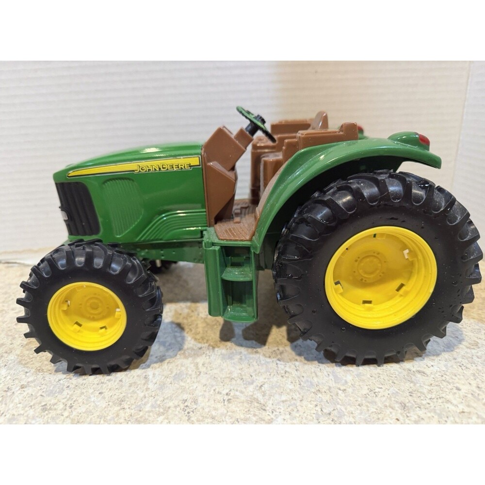 ERTL John Deere Die Cast Metal Farm Tractor 2011 Green Yellow Wheels Farm Toy